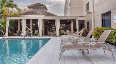 Exterior view of Hilton Garden Inn West Palm Beach and pool area